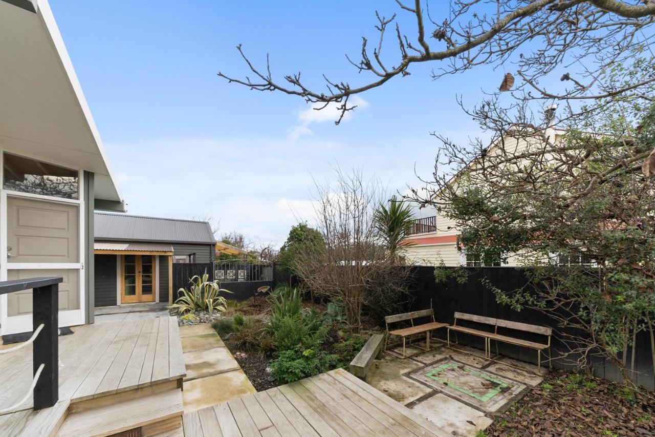 The Walnut Tree House - Martinborough Holiday Home Exterior photo