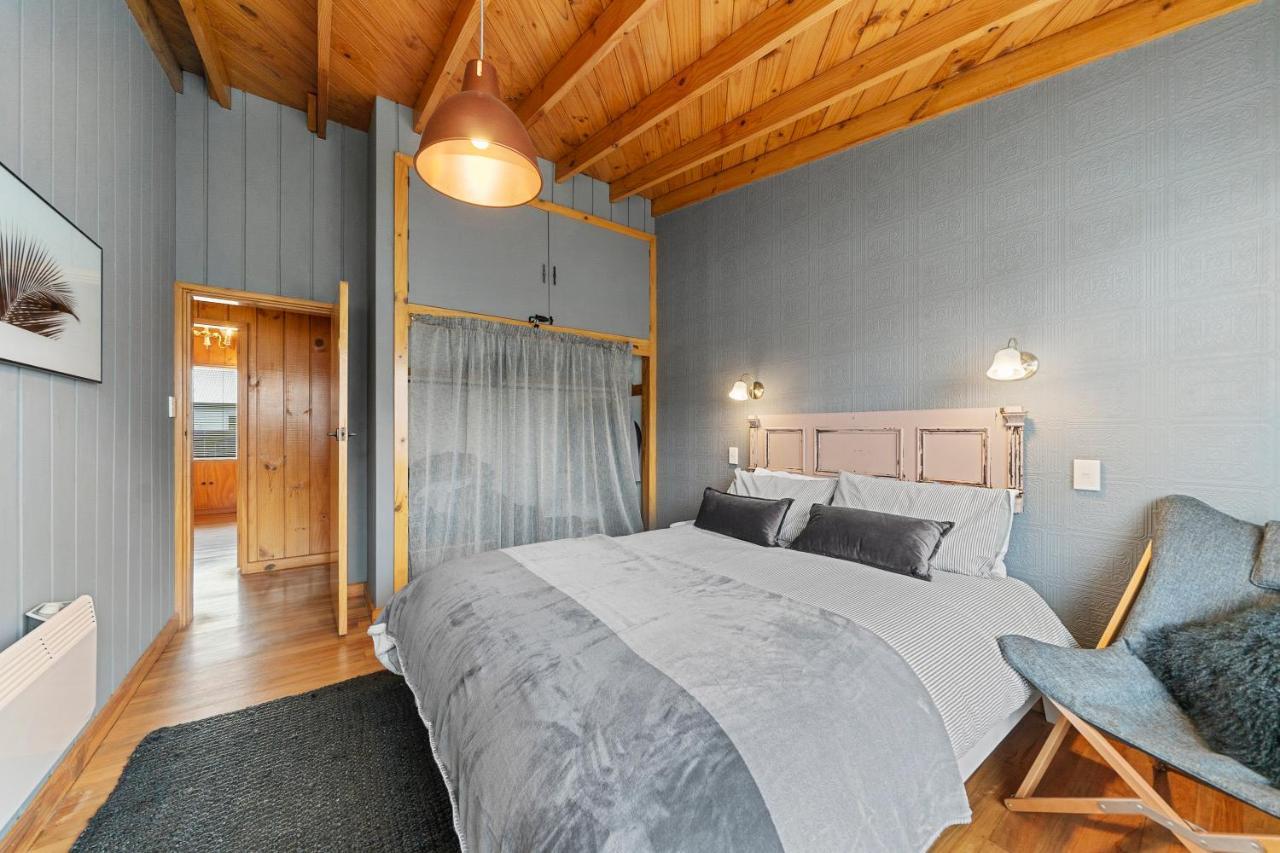 The Walnut Tree House - Martinborough Holiday Home Exterior photo